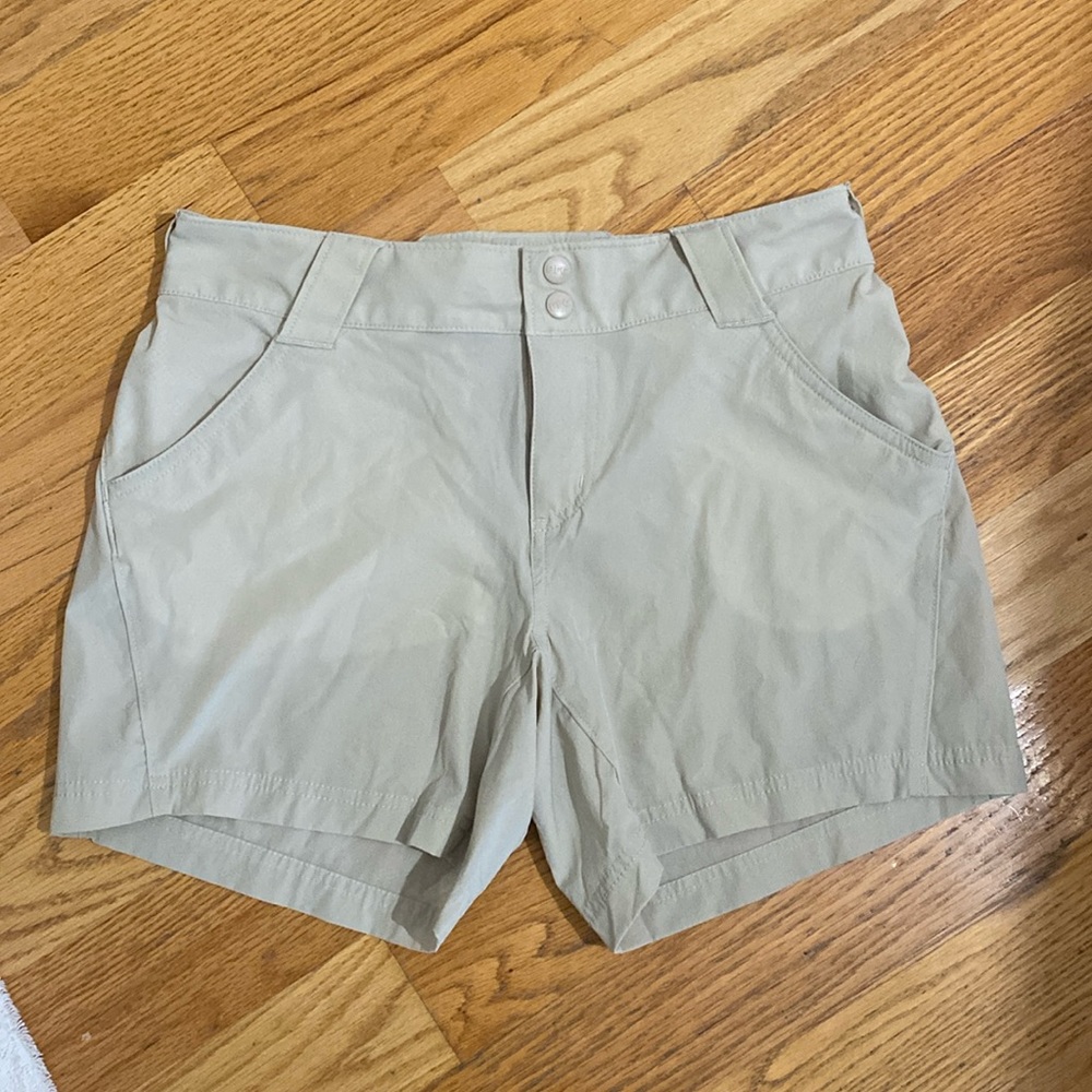 Woman’s Columbia size 6 khaki shorts
